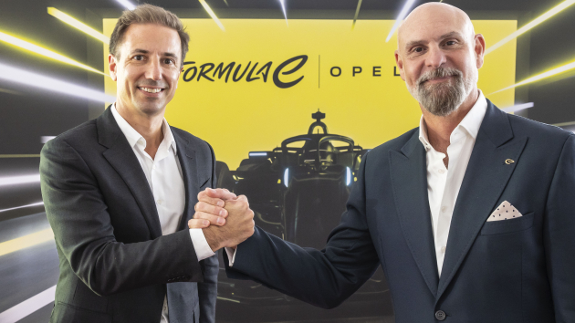 Opel startet mit Werksteam in der Formel E - Opel CEO Florian Huettl (l.) mit FIA-Formula-E-CEO Jeff Dodds (r.) - Quelle: Opel Automobile GmbH